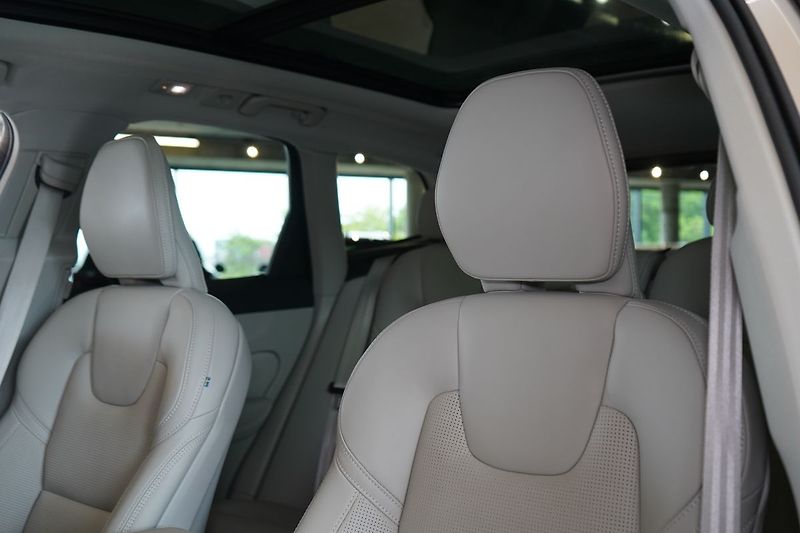 Volvo XC60 B5 ULTRA Dark, Bowers, Masáž - fotka 18 z 46
