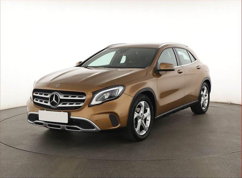 Mercedes-Benz GLA (2017) Style 200, Kůže, Tempomat - fotka 2 z 20