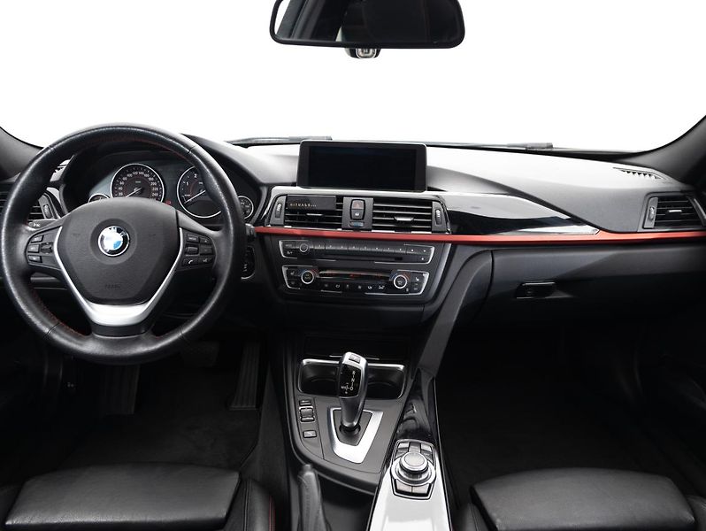 BMW Řada 3 330d xDrive Touring - fotka 13 z 22