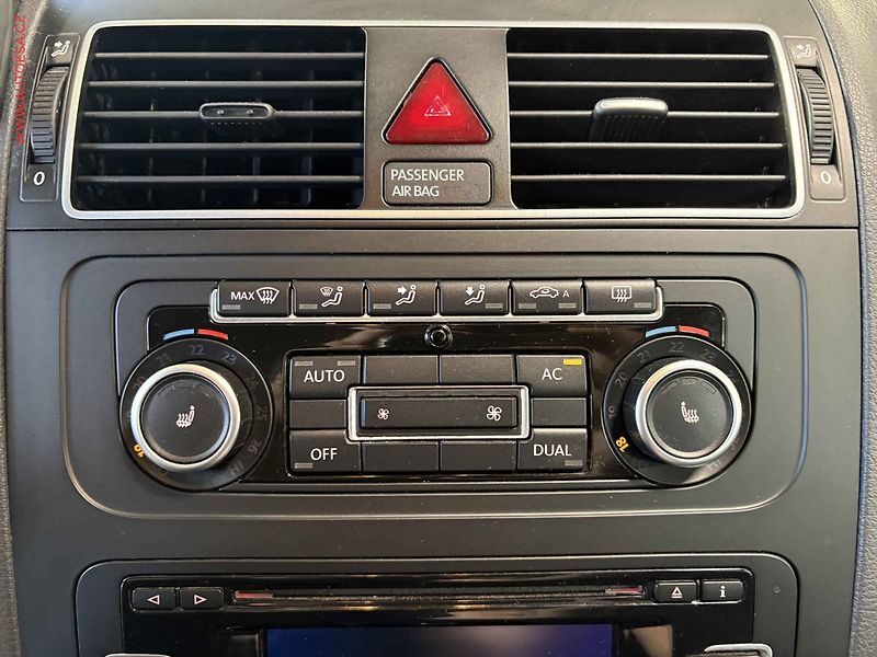 Volkswagen Touran (2011) 1.6 TDI, autoAC - fotka 15 z 15