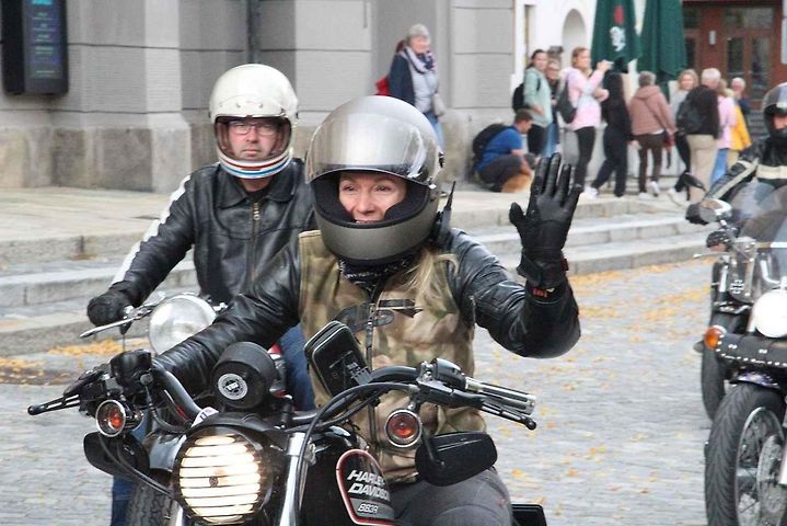 Zvednutí dlaně je pozdravem, když se dva motorkáři míjejí.