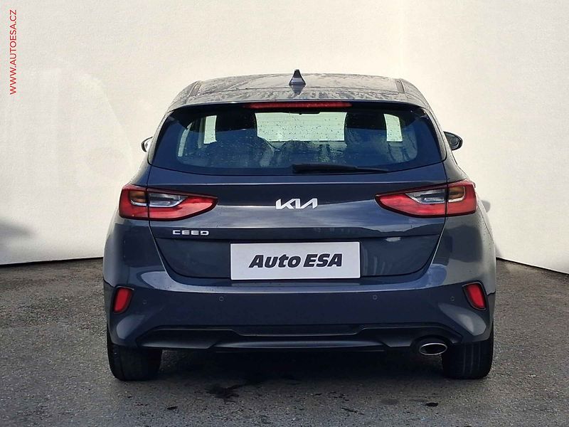 Kia Ceed (2022) 1.5 T-GDi, ČR, AC, park - fotka 5 z 16