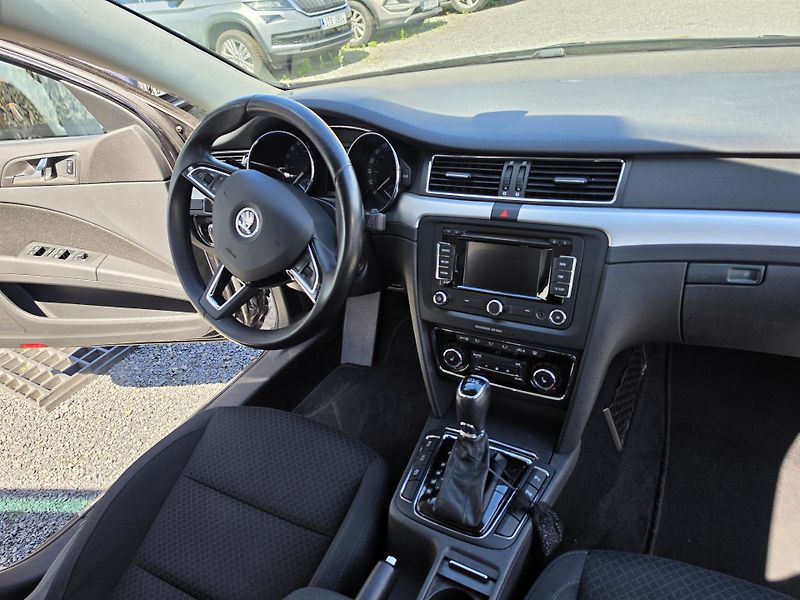 Škoda Superb 2.0 TDi DSG TZ Xenon - fotka 12 z 21