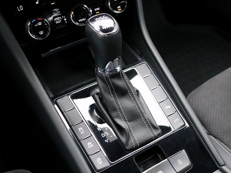 Škoda Superb 2,0 TDI DSG 4x4 Sportline - fotka 29 z 39