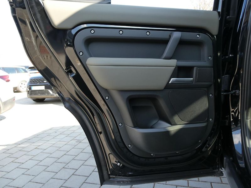 Land Rover Defender (2026) 110 3,0 X-Dynamic SE D200 - fotka 16 z 37