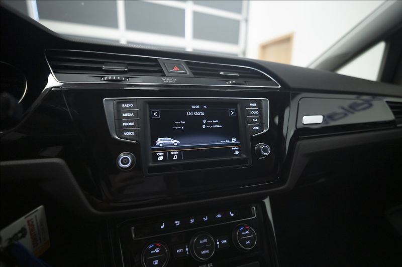Volkswagen Touran 2,0 TDI MASÁŽ KAMERA VÝHŘEV ČR - fotka 34 z 39