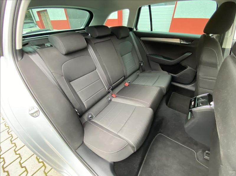 Škoda Superb 2,0 TDi  EXECUTIVE / DSG / NAV - fotka 18 z 37