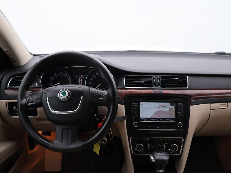 Škoda Superb 3,6 FSI 191kW Exclusive 1.Maj - fotka 20 z 28