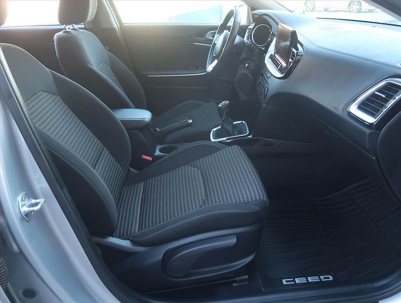 Kia Ceed (2024) Gold 1.5 T-GDI, Tempomat - fotka 9 z 19
