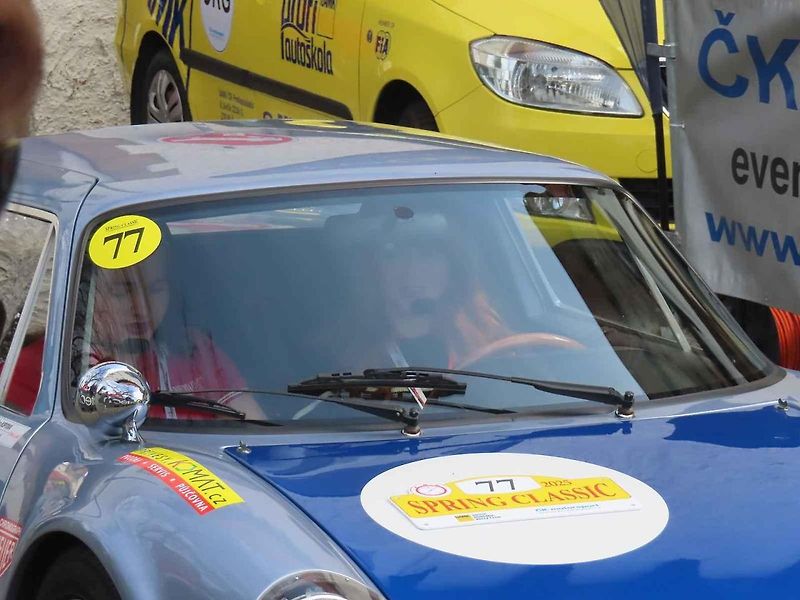 Michal a Jonáš Pavlíčkovi na startu. Rallye Spring Classic startovalo v sobotu 12. dubna dopoledne z jihočeského Tábora. Na trasu 231 kilometrů vyrazilo 100 posádek.