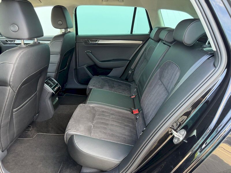 Škoda Superb (2022) 2.0 TSI 140kW Style Extra - fotka 24 z 35