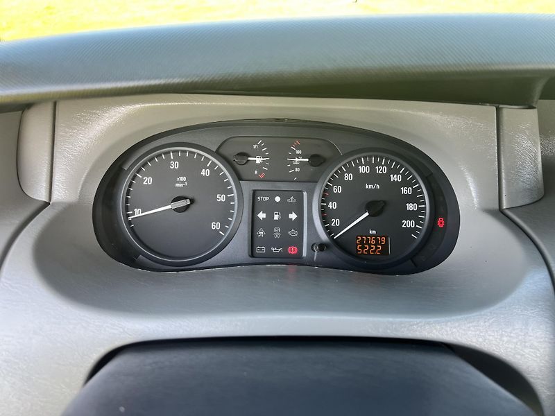 Opel Vivaro 1.9CDTI 74KW,5 MÍST,KLIMA,TZ - fotka 32 z 39