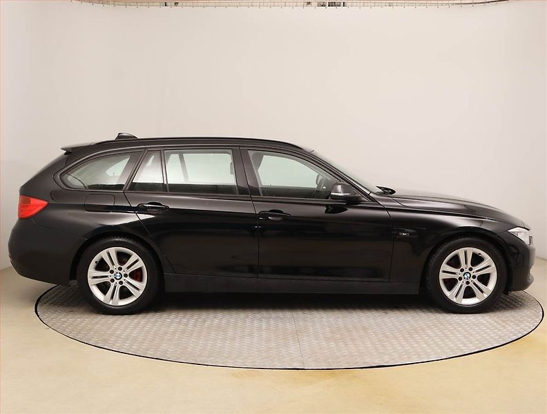 BMW Řada 3 (2013) 318 d, Xenony, Tempomat - fotka 6 z 23