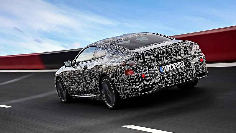 Maskovaný prototyp BMW řady 8.