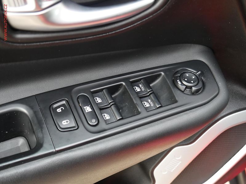 Jeep Renegade (2016) 1.4 MultiAir limited, ČR, AC - fotka 18 z 19