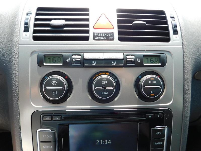 Volkswagen Touran (2009) 1.9 TDi DSG - fotka 11 z 31