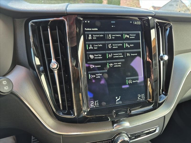 Volvo XC60 2,0 D4 AWD R-Design - fotka 18 z 18
