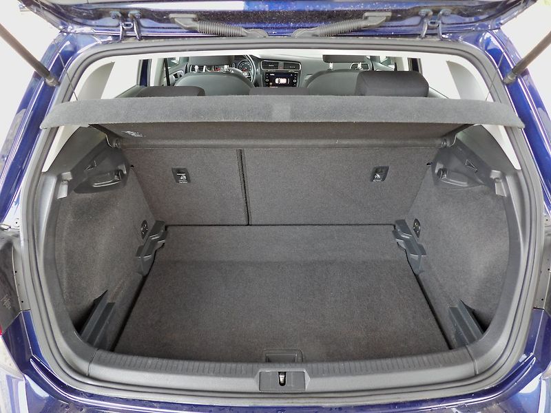 Volkswagen Golf 1.0TSI 81kW AutoAC Temp. 2xPDC - fotka 19 z 27