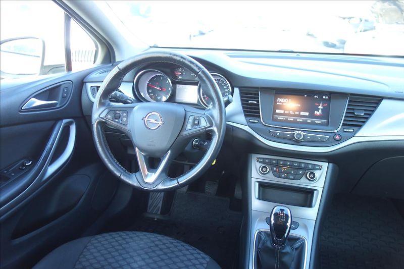 Opel Astra 1,6 CDTi 81KW, ČR, 1 MAJITEL. - fotka 18 z 33