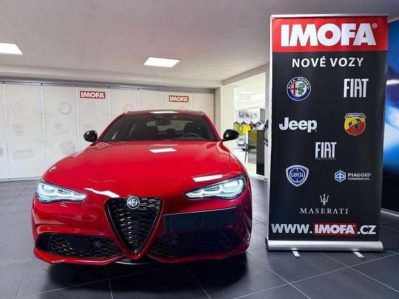 Alfa Romeo Giulia (2026) 2.0T 280k AT8 ZF Q4 4x4 Intens - fotka 2 z 23