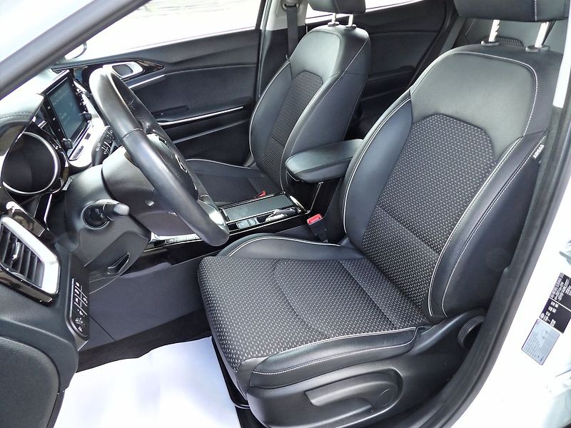 Kia Ceed 1.6GDI PHEV Comfort Tažné - fotka 21 z 36