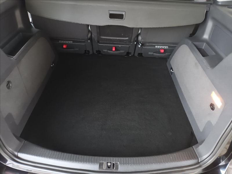 Volkswagen Touran 1,4 TSI,SERVIS,TAŽNÉ,VÝHŘEV - fotka 20 z 43