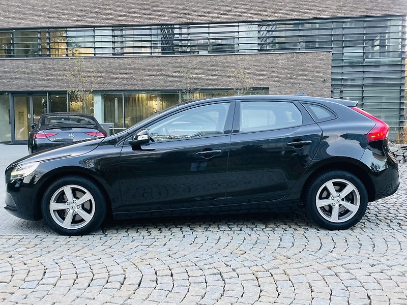 Volvo V40 2.0i MANUÁL 1.MAJITEL SENZORY - fotka 18 z 41