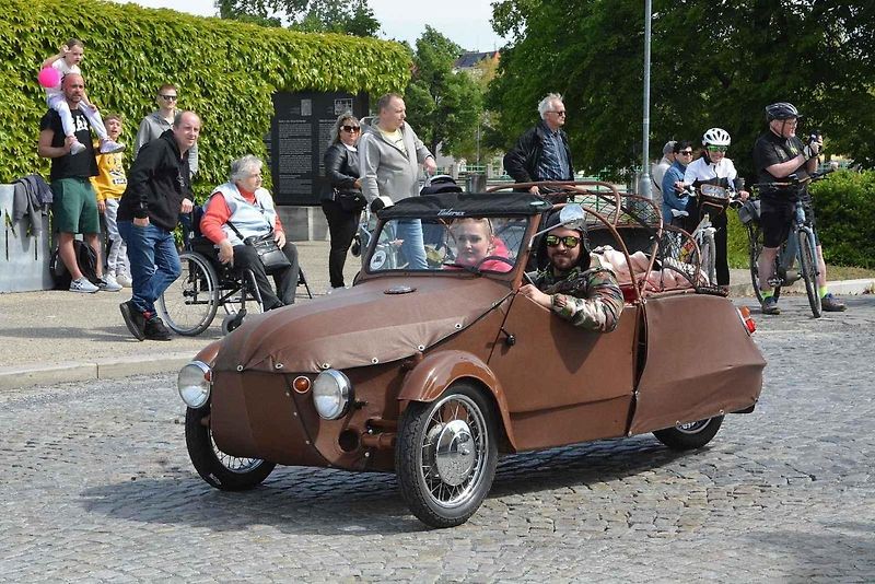 Stovka nablýskaných motocyklů a automobilů předválečné a meziválečné éry vyrazila v neděli z Horního náměstí v Přerově na spanilou jízdu regionem. Nejstarší účastnicí byla osmaosmdesátiletá Libuše Šulcová, která na trasu vyrazila na motocyklu BSA 770 se s