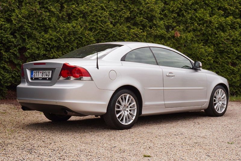Volvo C70 2.4 D5 MOMENTUM - fotka 12 z 34