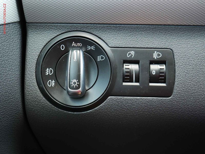 Volkswagen Touran (2013) 2.0 TDI, Xenon, webasto - fotka 22 z 23
