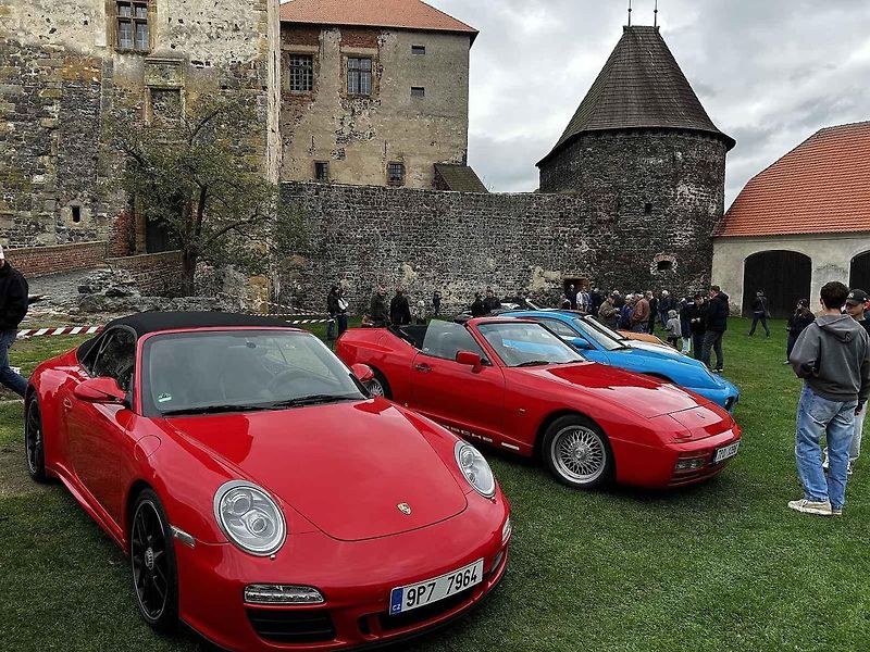 Sraz vozů Porsche ve Švihově na hradě.
