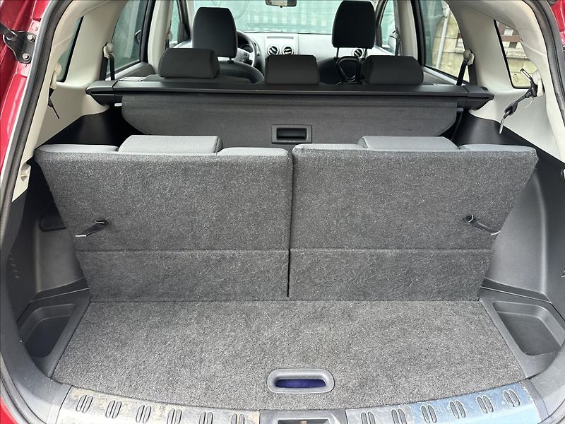 Nissan Qashqai 2,0 +2 4x4 7.Míst - fotka 6 z 25