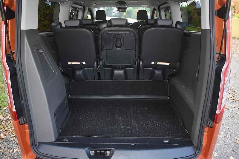 Ford Tourneo Custom je dobře jezdící vůz pro opravdu velké rodiny