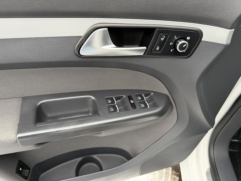Volkswagen Touran 2.0 TDI STYLE - fotka 13 z 21