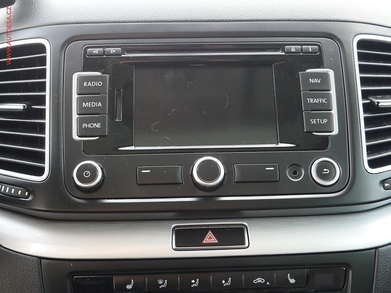 Volkswagen Sharan (2014) 2.0 TDI, panorama, autoAC - fotka 12 z 21