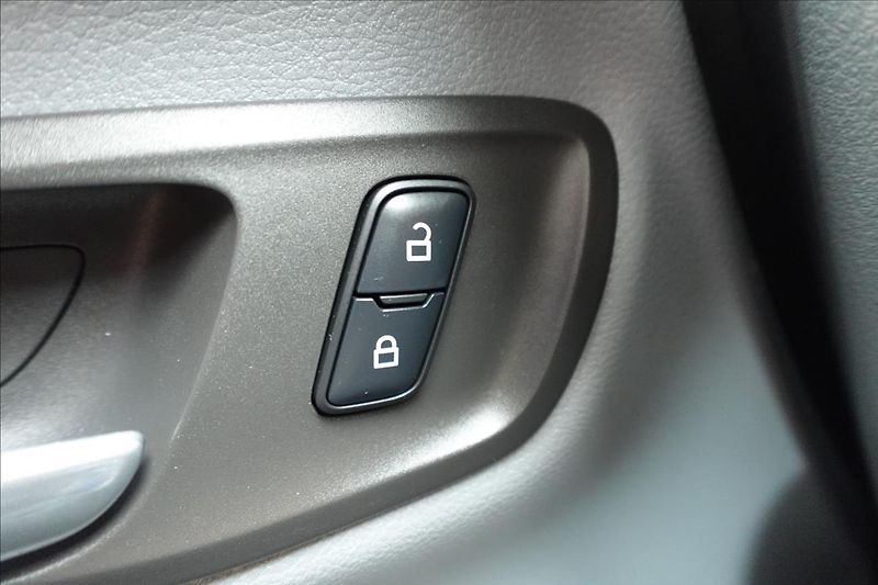 Ford Transit Custom 2,0 TDCi  L1H1 BUS KLIMA SERVI - fotka 18 z 28