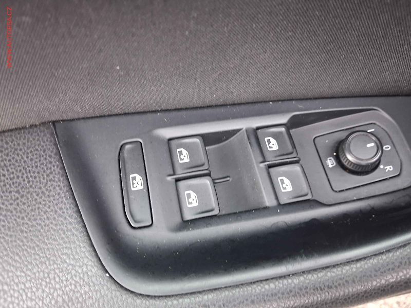 Volkswagen Passat (2015) 2.0 TDI, servis.kniha - fotka 15 z 18