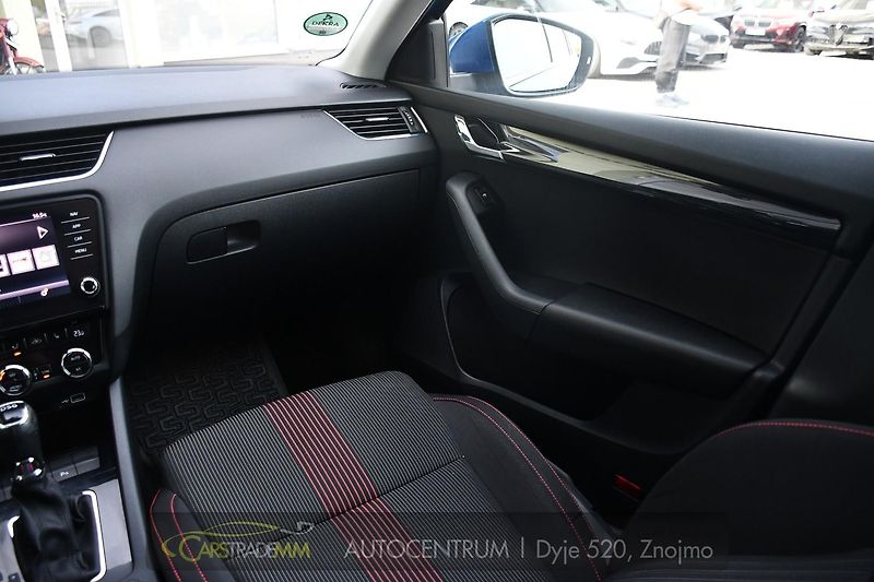 Škoda Octavia 1,6 TDI DSG STYLE & DYNAMIC - fotka 22 z 53