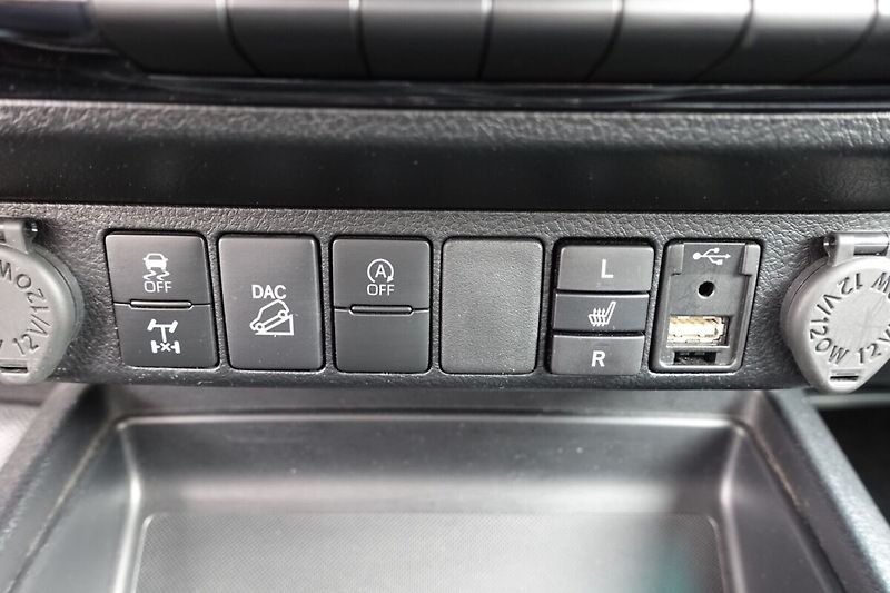 Toyota Hilux 2,8 D4-D Invincible Sport A/T - fotka 20 z 34