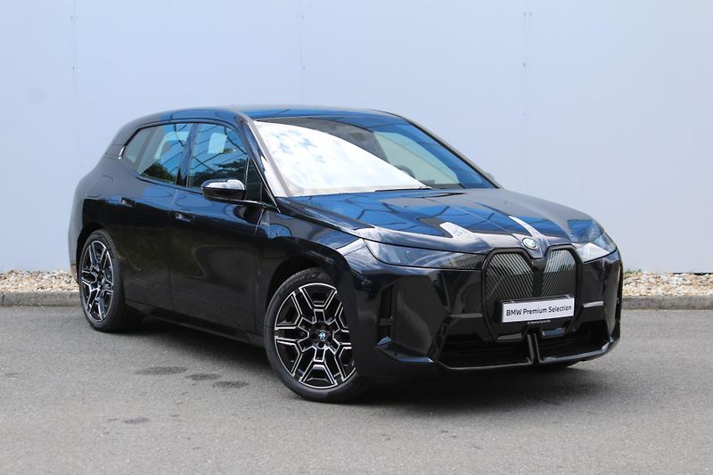 BMW iX xDrive45, 300kW - fotka 7 z 25