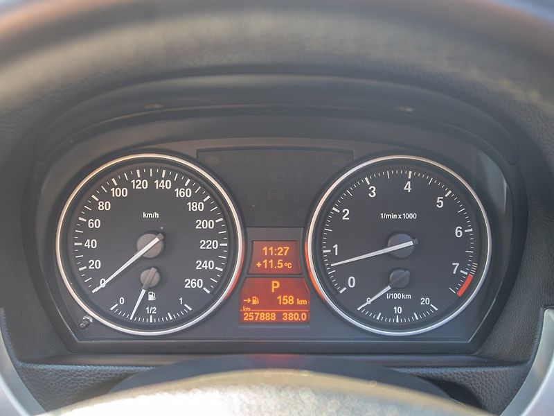BMW Řada 3 (2011) 325i 160KW mat HK – NAVIGACE - fotka 24 z 52