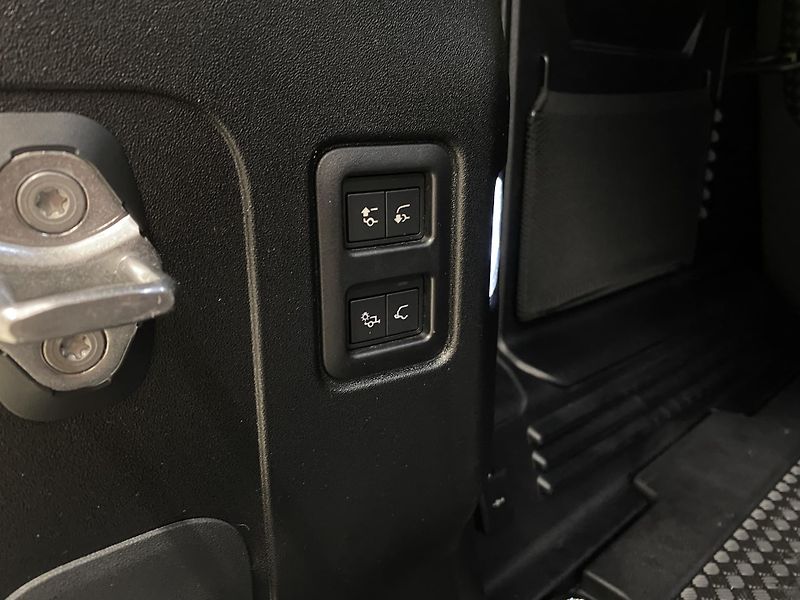 Land Rover Defender 110 D250 X-DYNAMIC SE AWD CZ  - fotka 31 z 50