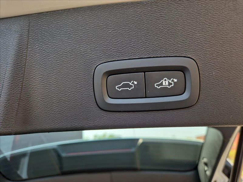 Volvo XC40 2,0 B3 Core - fotka 12 z 18