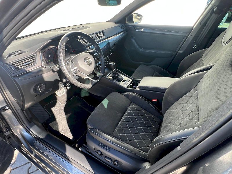 Škoda Superb (2024) kombi SportLine 2.0 TDI 147 kW - fotka 16 z 40