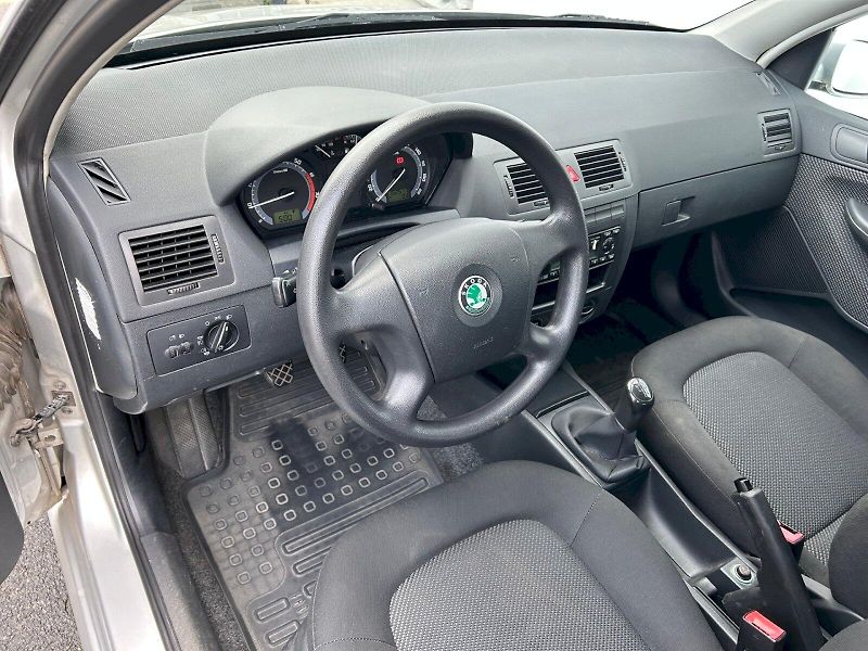 Škoda Fabia (2008) Ambiente 1.2 HTP 47 kW Combi - fotka 14 z 22