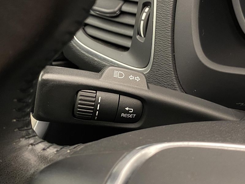 Volvo V40 D4 SUMMUM AUT CZ REZERVACE - fotka 21 z 45