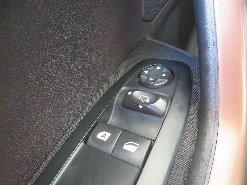 Peugeot 208 (2013) 1.2 PureTech, Serv.kniha - fotka 15 z 15