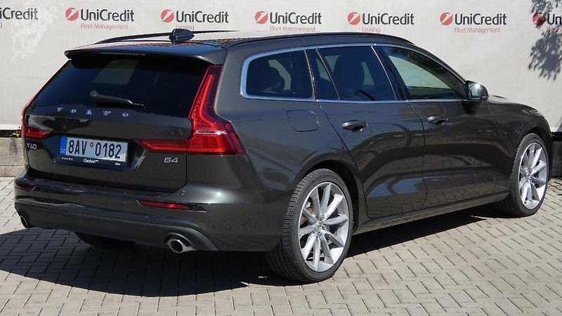 Volvo V60 B4 FWD Momentum Pro Auto - fotka 3 z 24