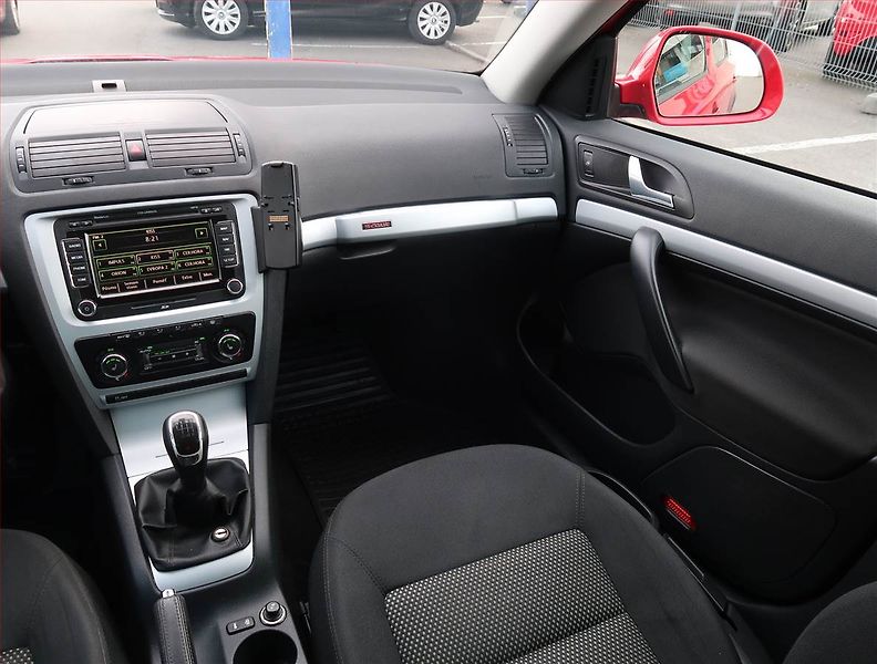 Škoda Octavia (2011) Scout 2.0 TDI, 4X4, Navi - fotka 8 z 19