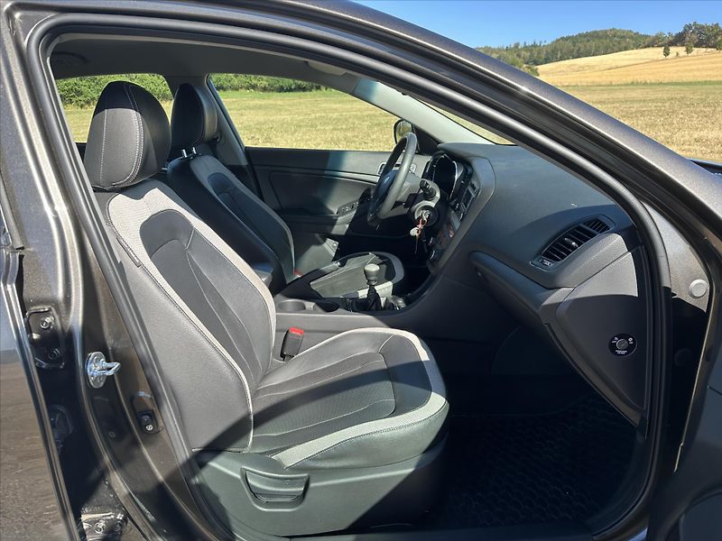 Kia Optima 1,7 CRDi 100kW Exclusive CZ - fotka 12 z 31